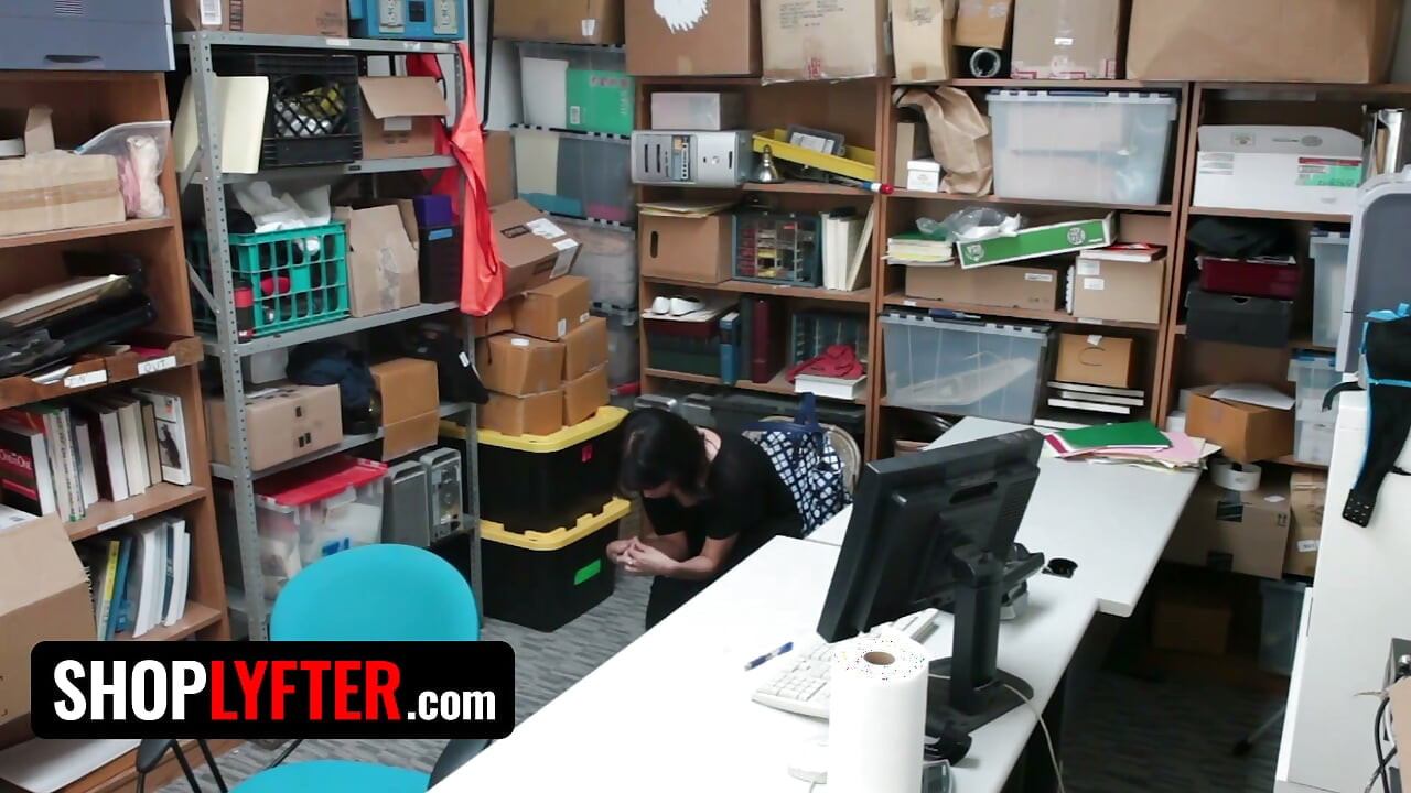 Shoplyfter - Penelope Reed Becomes the New Favorite Crook of Perv Lp Officer to Fuck in the Backroom