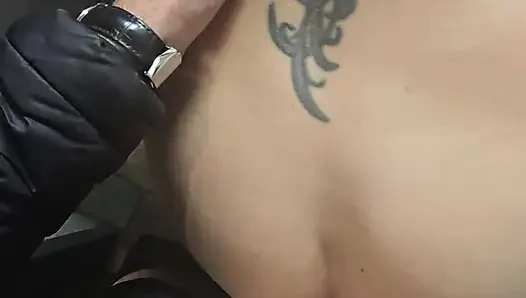 Orta yaşlı seksi kadın yerel barda banyoda sikiliyor