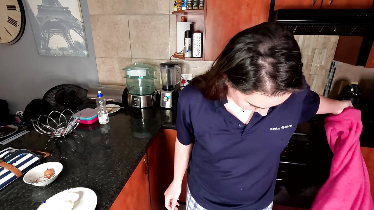 POV pušenje kurva jede spermom prekrivena jaja za doručak