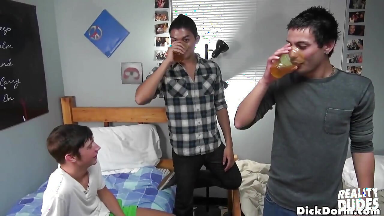 Reality Dudes - Ο Shane, ο Luke Adams και τα άλλα παιδιά μετατρέπουν την παρέα σε έναν κοιτώνα σε ένα πλήρες γκέι όργιο