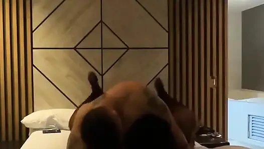 Покорная жена испытывает струйные оргазмы по всей кровати