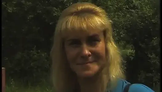 Behaarte blonde reife haben eine schöne zeit im freien