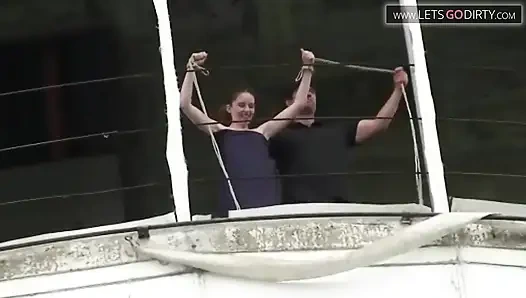 Küçük memeli seksi kız çıplakken bağlanıyor