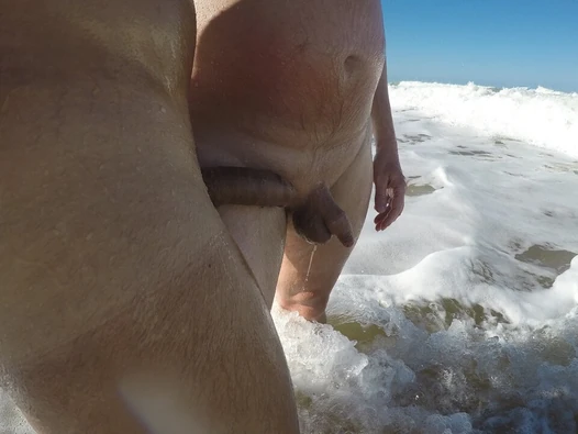 Horny at beach and found a guy to make me cum