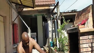 Une Grosse Bite BBC Baise Une MILF Blonde Sur La Terrasse