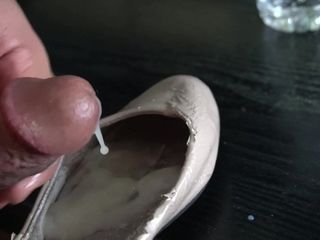Al doilea umplere de spermă cu comercializarea de pantofi Steve Madden pentru xhamster