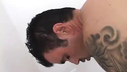 Seksi esmer dövmeli adamın göt deliğini emiyor ve büyük yarağının başını veriyor