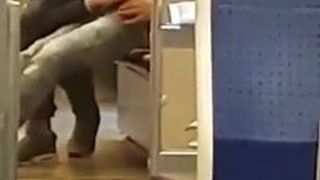 Blondine lutscht in der U-Bahn vor allen (16 '')