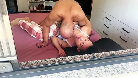 Üvey kız üvey babasının onu sikip içine almasına izin veriyor ve emiyor.
