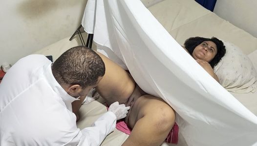 Возбужденный тайный гинеколог посещает свою пациентку и кончает в ее киску