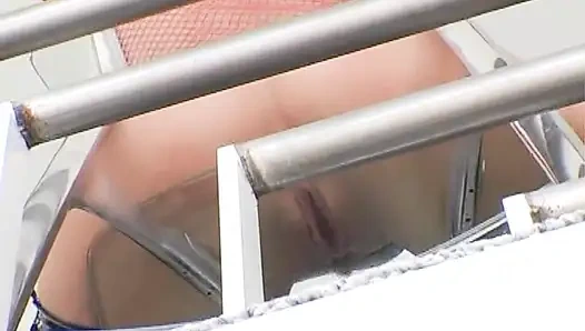 Грязная блондинка трахается в межрасовом тройничке с большими черными членами ВТО