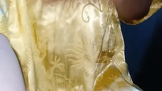 Travesti boşalması saten pijama giyiyor
