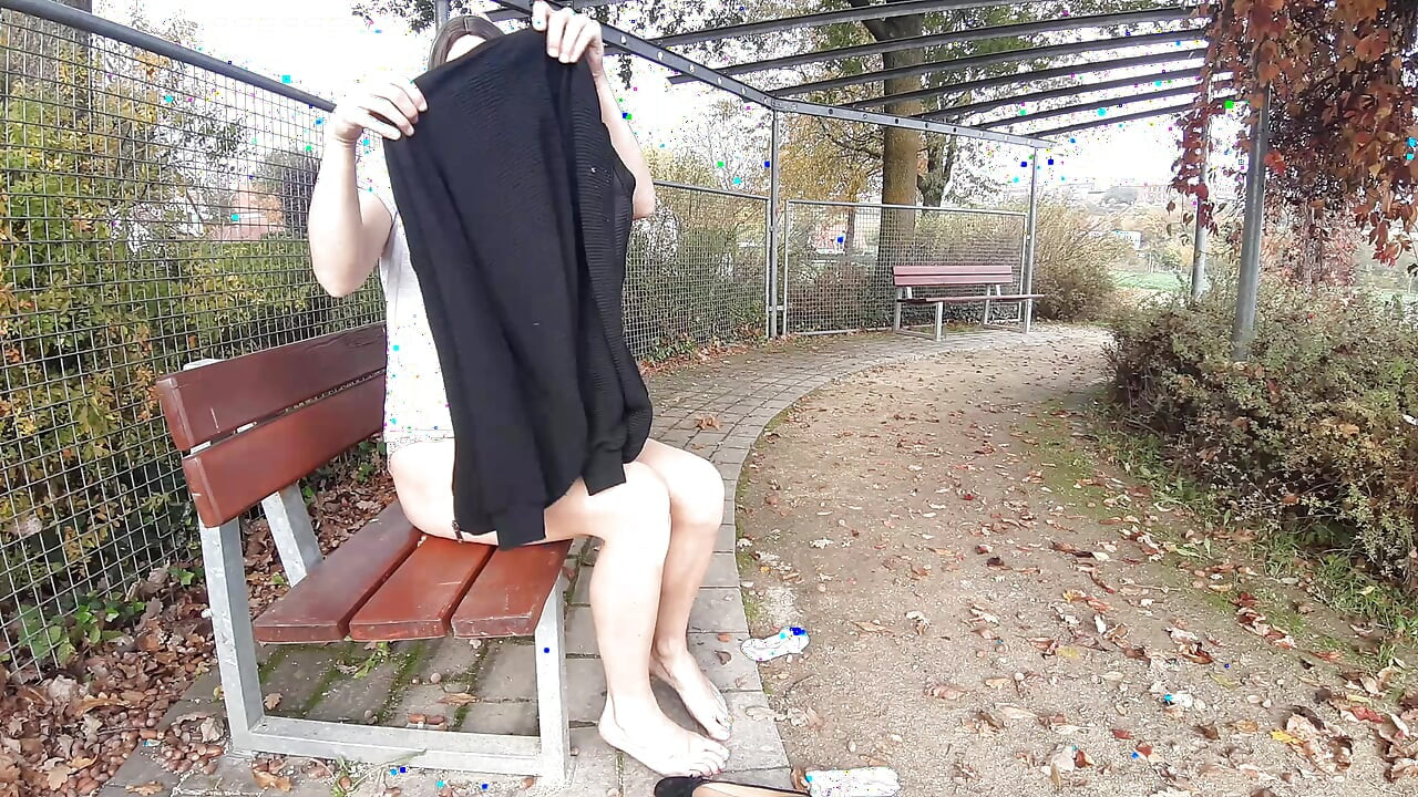 لعبة الاستمناء وتغيير الملابس في الهواء الطلق