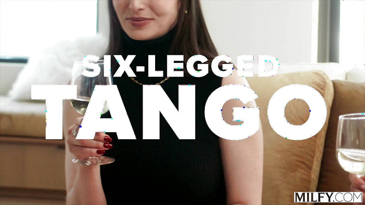 Orta yaşlı seksi kadın lexi luna ve krystal sparks azgın üçlü seks yapıyor