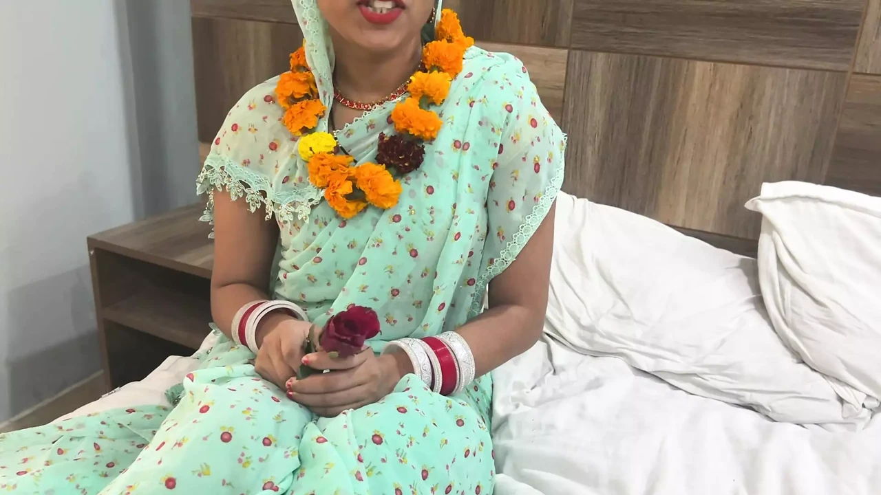 Sasur ne bahu ko khet dikhane ke bahane main dost ke room lejake bahu ke chudai kar dee