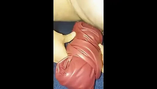 Deri pantolonlu yakın çekim sikiş