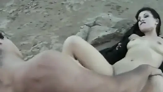 Şehvetli esmer hatun sahilde hunk'un aletine biniyor