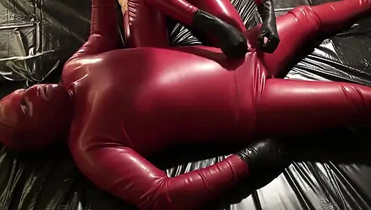 Danielle в латексе в комбинезоне мастурбирует в латексе игры со своей рабыней