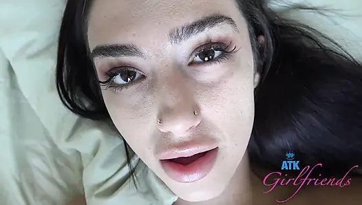 Setelah bertahun-tahun, Lily muncul putus asa untuk kencing, yo drive menonton matahari terbenam, lalu dia mengisap dan menunggangimu sampai aku creampie memeknya