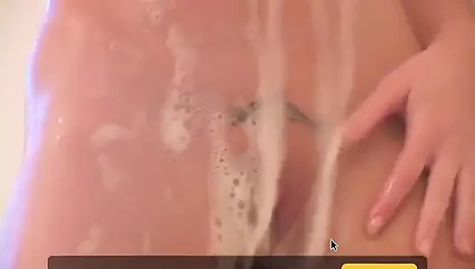 Julia, great blonde babe masturbates in the tub