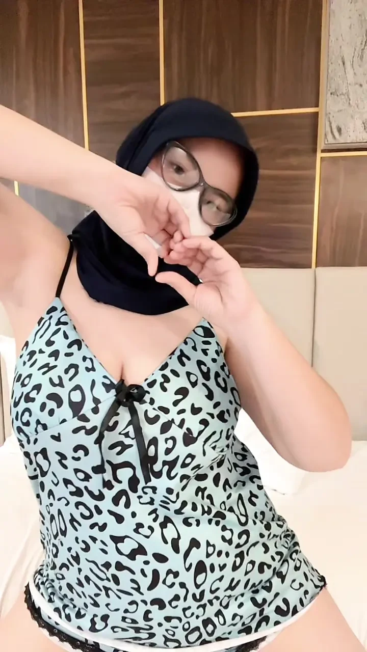 我的女孩穿着诱人的睡衣在床上玩耍