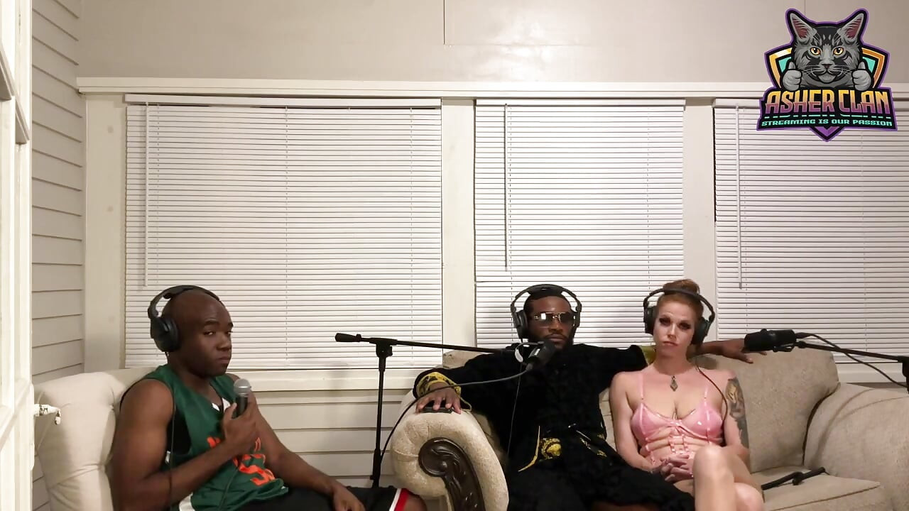 The Fox and the Hounds - foxi vixen bergabung sama mrflourish dan cowok untuk podcast khusus orang dewasa