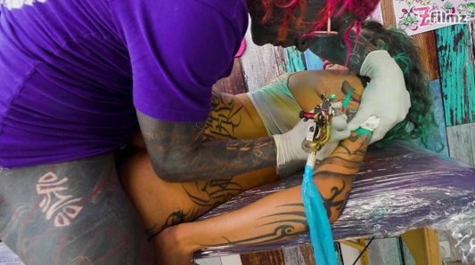 Итальянская клиентка TATTOO сосет и трахается, пока делается тату!