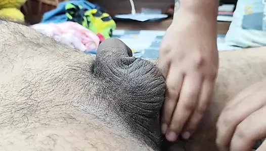 Gadis ini lagi asik ngocok kontol dan mesra-mesraan