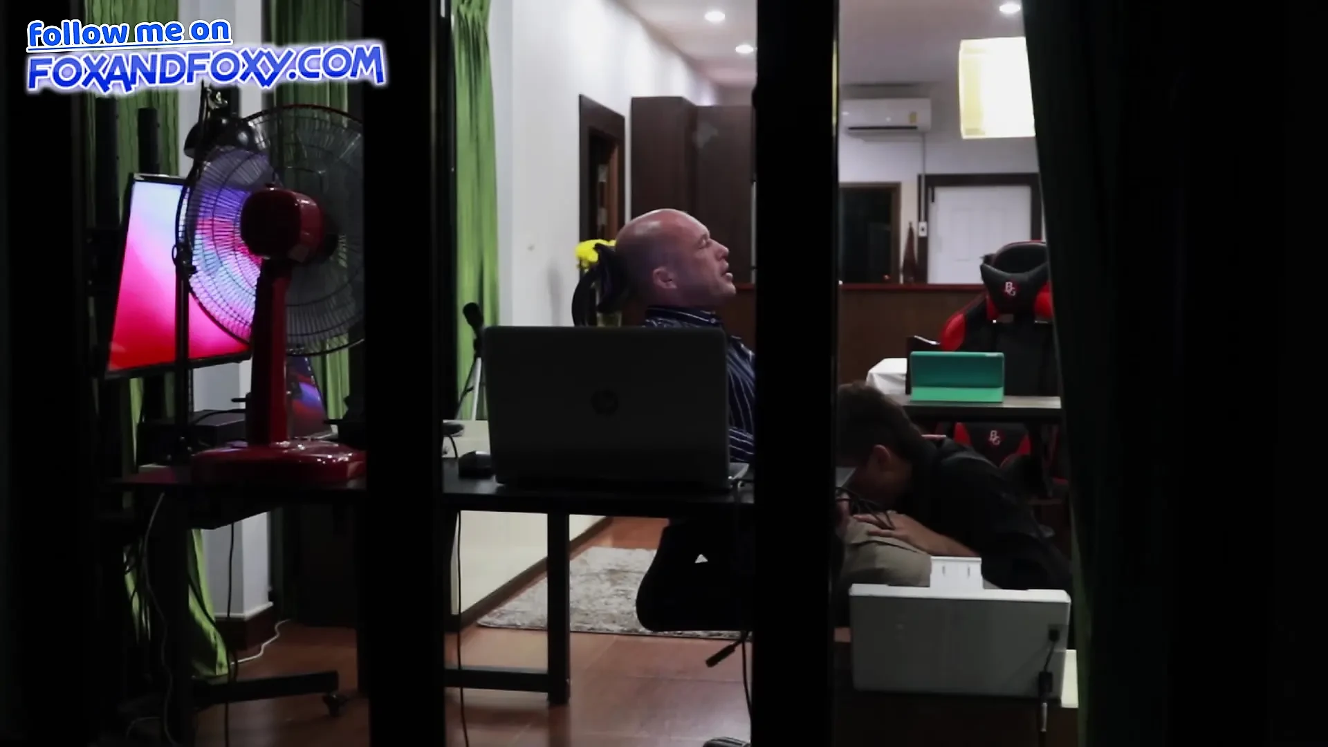 Fake büro: Sie weiß, wie man motiviert! Kollegin lutscht und bekommt sperma am fenster