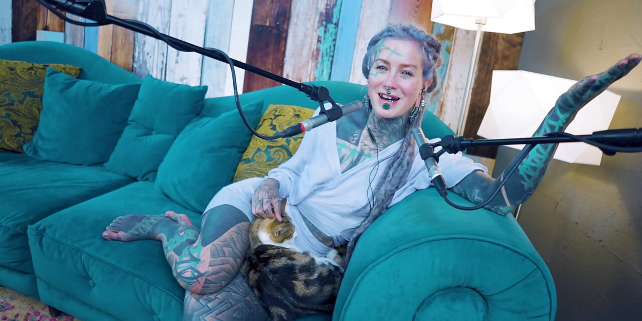 Jeg taler om E - Empati - ASMR podcast SFW taler goth tynd pige dreadlocks tatovering model blæk pige