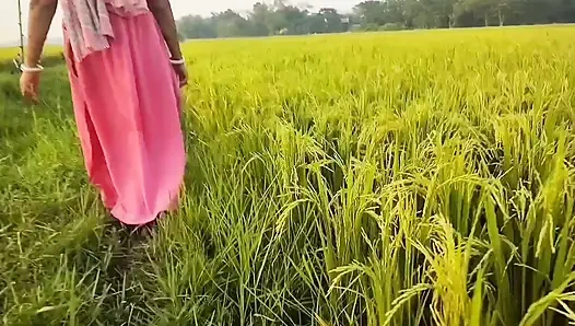 твоя Nomita Boudi писает на улице, и я вставил свой палец в ее киску и трахнул пальцами ее.