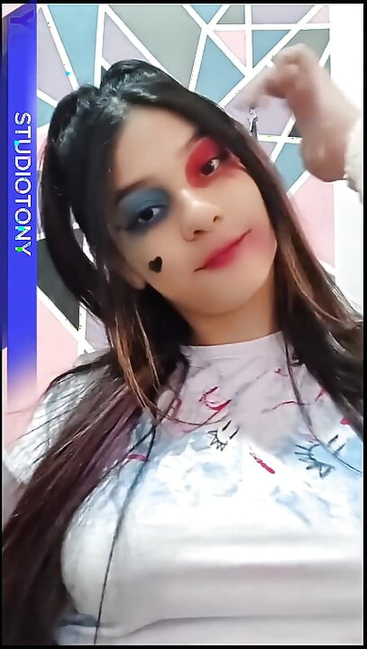 Modelo probándose lencería es atrapada
