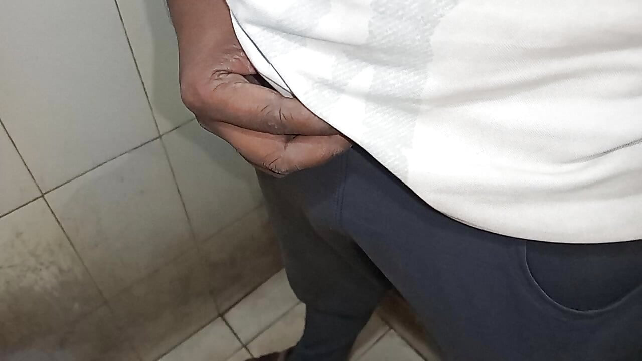 インドのゲイ男性がオフィスで妻の口を吸っている