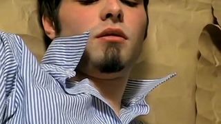 Giovane fumatore incatenato si masturba e si accarezza la sua erezione dal taglio grosso