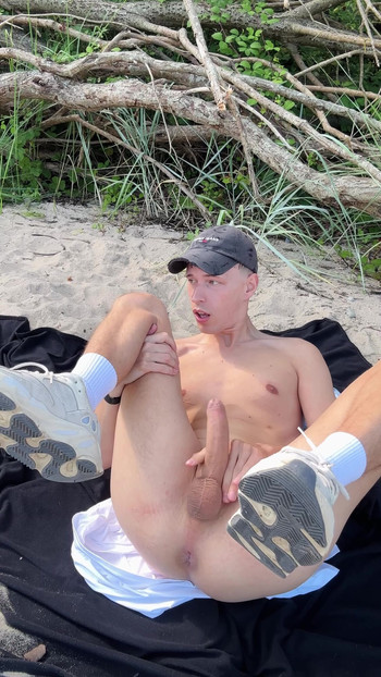 twink naked on the beach 🤤