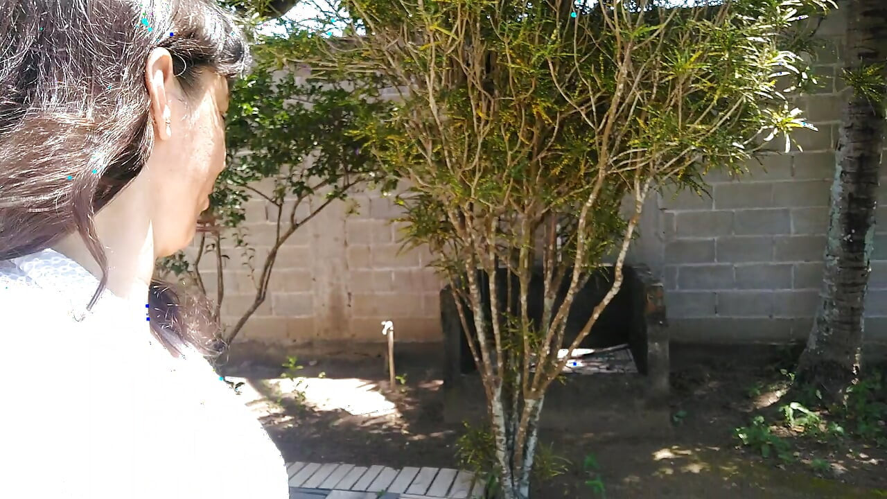 Ando por la calle vistiendo sólo una camisa abierta.