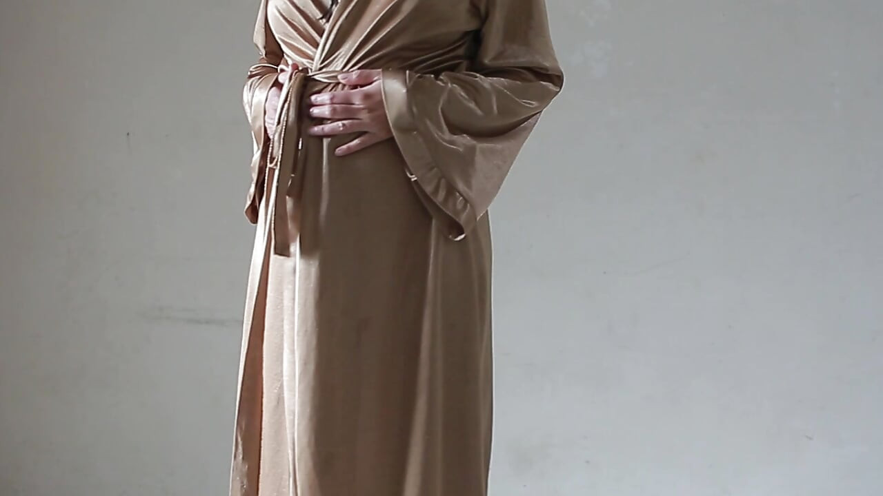 NOVÁ HYPER INDO DÍVKA PŘIPRAVENÁ SE SPRCHOVAT ROVNOU