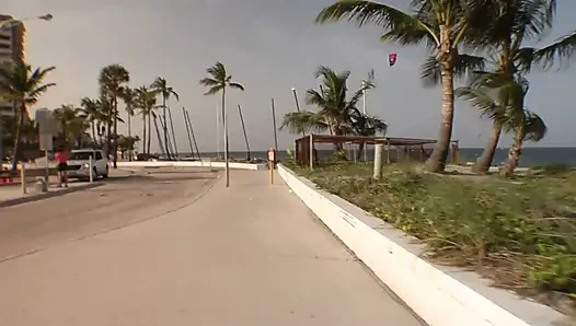 Sarışın genç kız plajda yakalandı