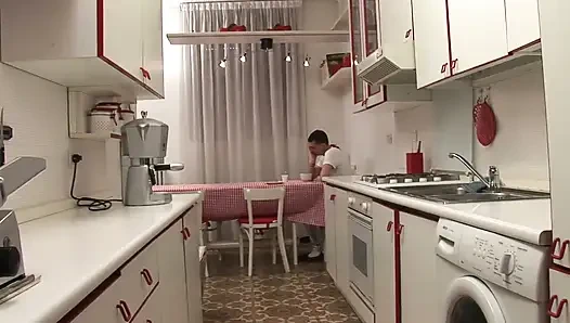 Bu kadar ateşli bir annen olduğunda mutfakta iyi bir sikişe karşı koymak zor