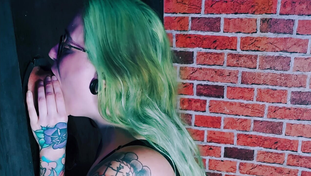 在 Gloryhole 吸吮粗硬肉棒
