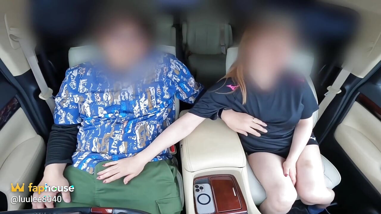 pati khel dekh raha hai. shaadishuda mahila jaldabaaji men kaar men chudaee deti hai
