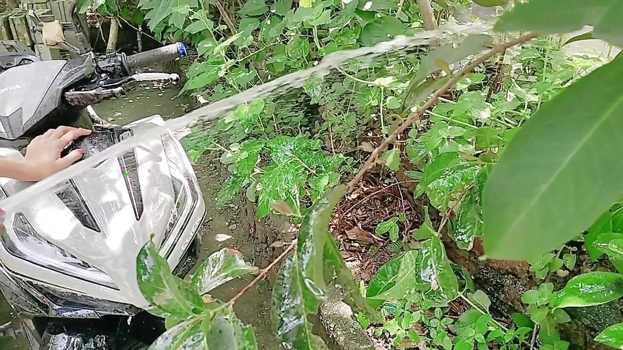 TEEN HOUSE MAID SEDUCE HIS HORNY BOSS IN THE GARDEN TURN INTO HARDCORE FUCK