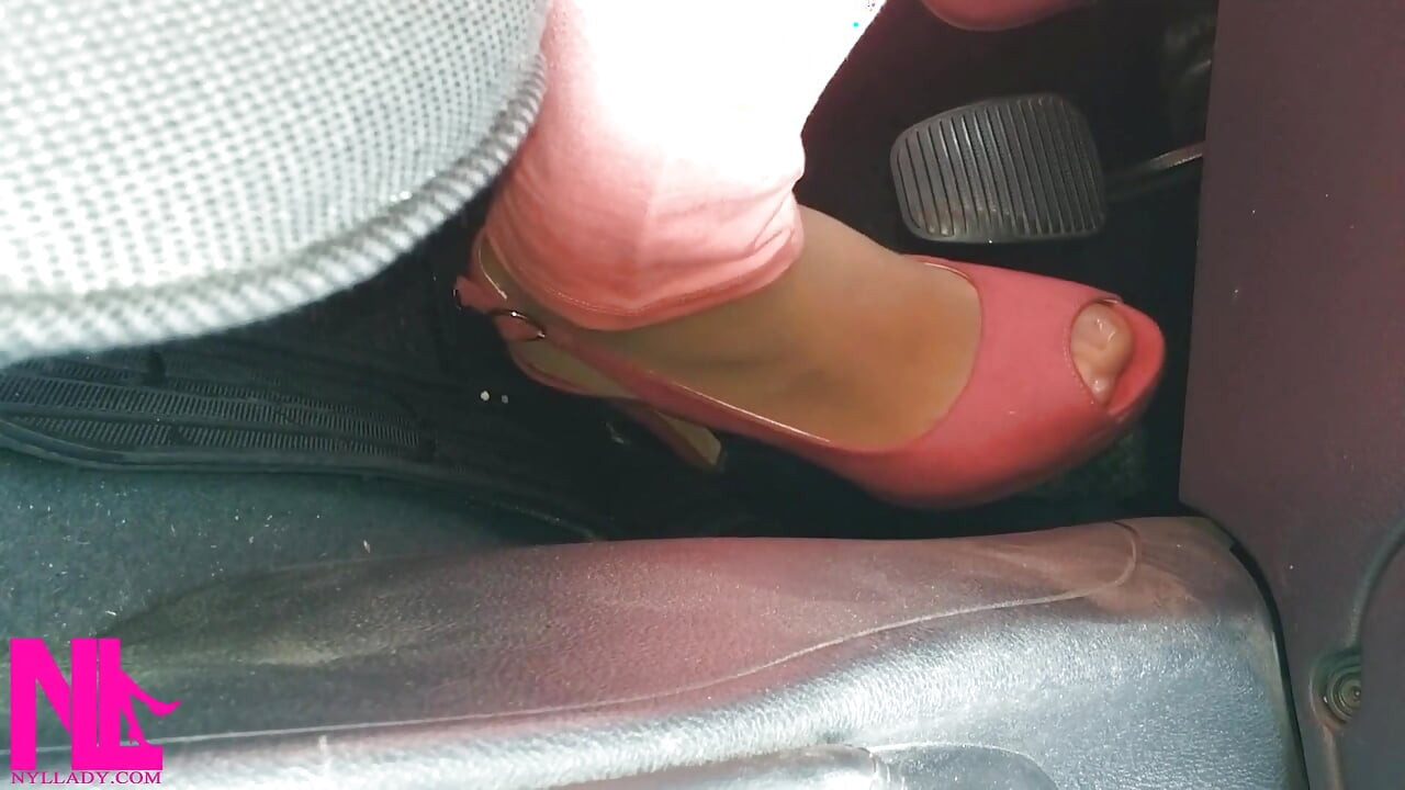 Revving e punheta para Gear Stick em meia-calça nua e salto alto peeptoed rosa