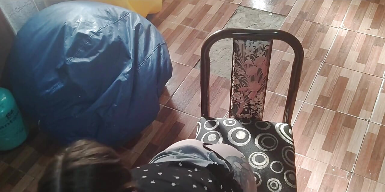 Så ser du ner på mig. Jag pratar smutsigt med dig, jag ger dig en avsugning och jag onanerar framför dig.