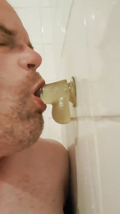 Μια σκύλα πρέπει να πιπιλίζει...