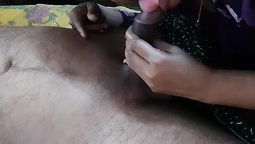 Gadis India memasukkan penis suaminya ke mulutnya