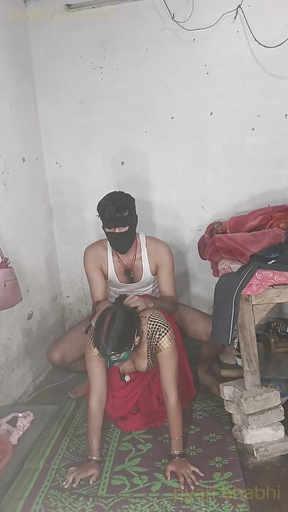 Baldız tüm yarak domaltılarak amına konulduğunda çığlık atmaya başladı, hintli ev hanımının sert sikiş hintçe sesi
