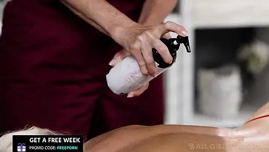 ALL GIRL МАССАЖ - Reya Lovenlight преподает Bratty Emma Rosie урок с жестким лесбийским массажем