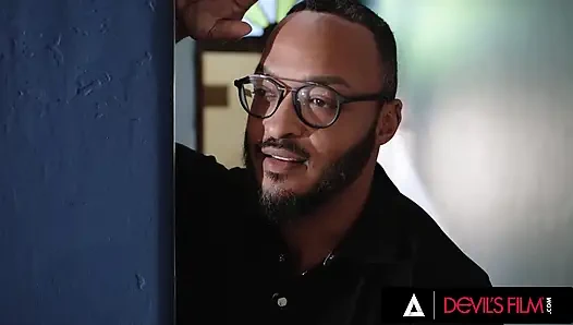 DEVILS FILM - Ana Foxxx фапает на старое секс-видео, пока муженек не поймает ее и не возбуждал дикий трах