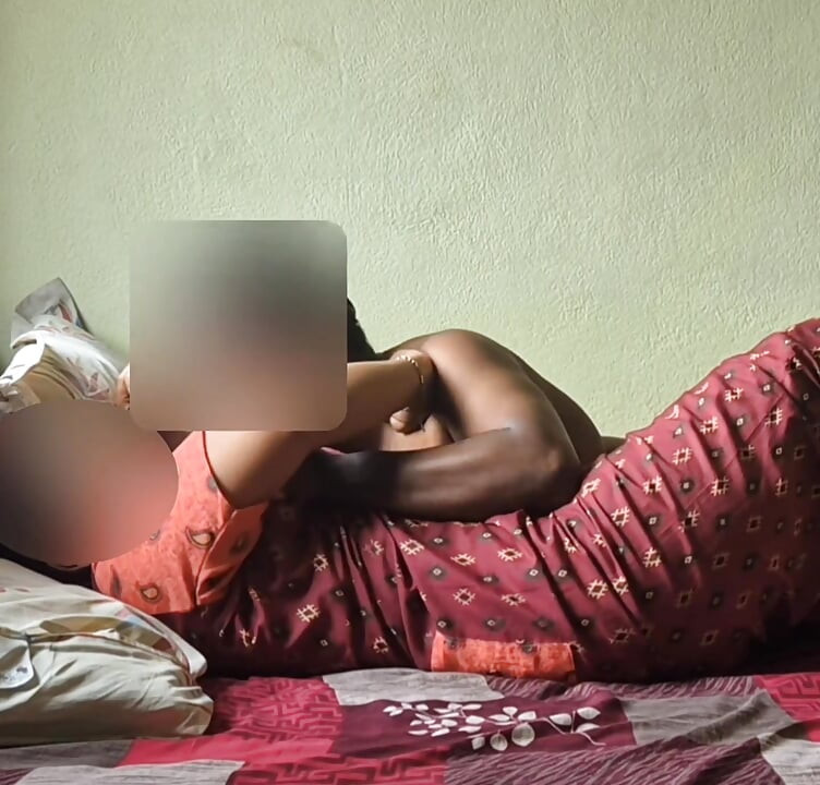 Ogromne soczyste cycki Desi Bhabhi w Nighty Piersi ssane Ciężko i szorstki misjonarz kremówka jebanie